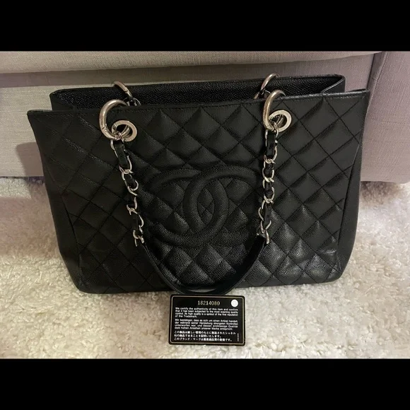 🎉HOST PICK🎉CHANEL Caviar Classic tote - Picture 6 of 10